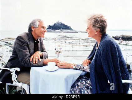 Rosamunde Pilcher: Die Muschelsucher  Shell Seekers,  Sam Wanamaker, Angela Lansbury Dort trifft Penelope (Angela Lansbury) Stock Photo