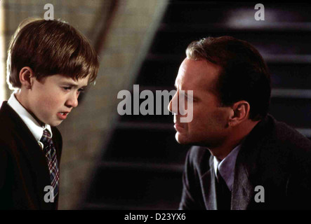 The Sixth Sense  Sixth Sense,  Haley Joel Osment, Bruce Willis Der kleine Cole (Haley Joel Osment) stellt Kinderpsychologe Dr. Stock Photo