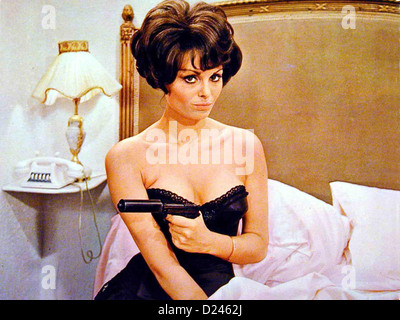 Der Spion Mit Der Kalten Nase  Spy Cold Nose,  Daliah Lavi, Paul Ford Die russische Prinzessin Natasha Romanova (Daliah Lavi) Stock Photo