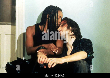 Strange Days  Strange Days  Angela Bassett, Ralph Fiennes Mace (Lenny (Angela Basset) rettet Lenny (Ralph Fiennes) gerade noch Stock Photo