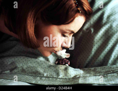 Stuart Little   Stuart Little   Geena Davis mit Stuart *** Local Caption *** 1999  Columbia TriStar Stock Photo