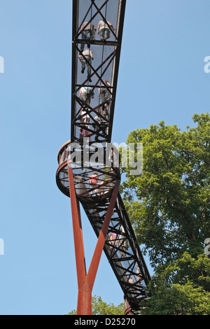 The tree-like Rhizotron and Xstrata Treetop Walkway, 18m above the ground in the Royal Botanic Gardens, Kew, England. Stock Photo