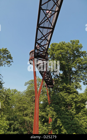 The tree-like Rhizotron and Xstrata Treetop Walkway, 18m above the ground in the Royal Botanic Gardens, Kew, England. Stock Photo