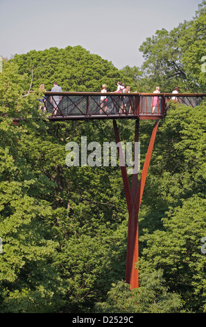 The tree-like Rhizotron and Xstrata Treetop Walkway, 18m above the ground in the Royal Botanic Gardens, Kew, England. Stock Photo