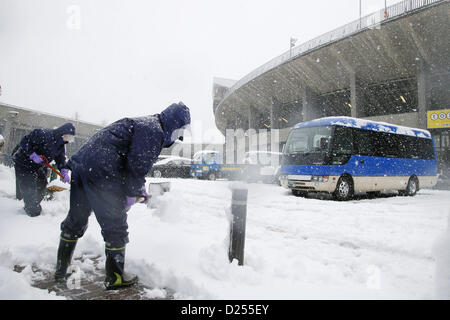 Tokyo, Japan. 14th January 2013.   People clear snow off at the National Stadium in Tokyo on Monday, January 14, 2013. (Photo by Yusuke Nakanishi/AFLO SPORT) Stock Photo