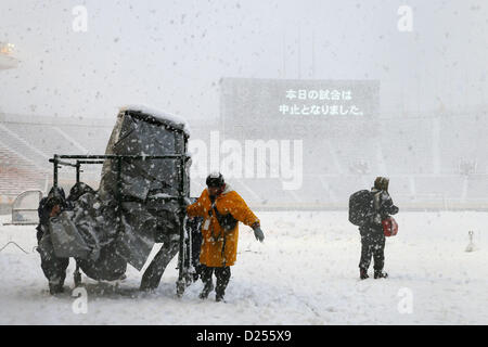 Tokyo, Japan. 14th January 2013. Football / Soccer : A sign announces the postponement of the 91st All Japan High School Soccer Tournament Final match at the National Stadium in Tokyo, Japan. (Photo by Yusuke Nakanishi/AFLO SPORT) [1090] Stock Photo