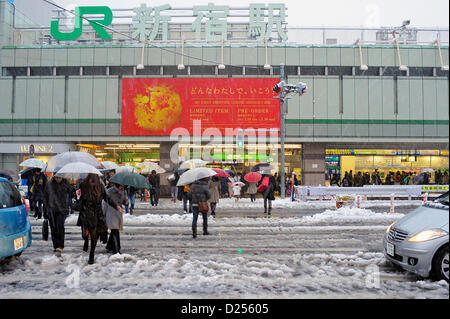 Tokyo, Japan. 14th January 2013.  People walked in the heavy snow in Shijuku, Tokyo, Japan on January 14, 2013. It was the first snow in this winter in Tokyo area. (Photo by Koichiro Suzuki/AFLO) Stock Photo