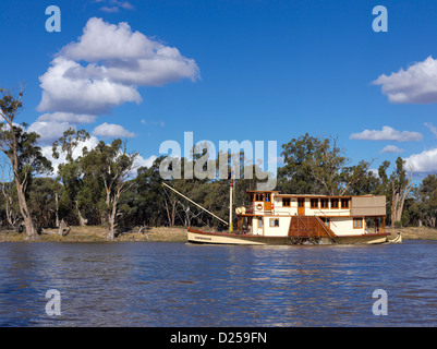 Paddle Steamer Amphibious steams downstream on the Murray River near Cowra Station, NSW, Australia Stock Photo