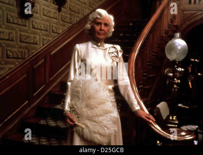 Die Dornenvögel Teil 2  Thorn Birds, (Part Ii)  Barbara Stanwyck Als Mary Carson (Barbara Stabwyck) stirbt, zieht die ganze Stock Photo