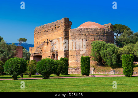 The Philosophers Hall ( Sala dei Filosofi ) at Hadrian’s Villa ( Villa Adriana ), Unesco World Heritage Site, Italy Stock Photo