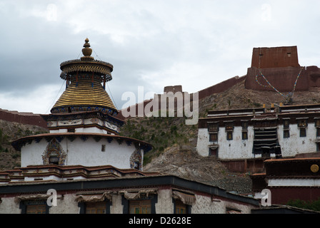 Monastery Pelkor Chöde with Kumbum Chörten and city wall fortress, Tibet, Stock Photo