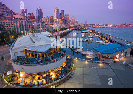 OUTDOOR RESTAURANT PIER 66 BELL STREET MARINA ELLIOT BAY DOWNTOWN SKYLINE SEATTLE WASHINGTON STATE USA Stock Photo