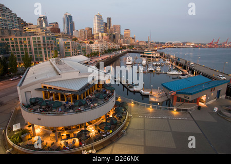 OUTDOOR RESTAURANT PIER 66 BELL STREET MARINA ELLIOT BAY DOWNTOWN SKYLINE SEATTLE WASHINGTON STATE USA Stock Photo