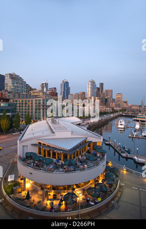 OUTDOOR RESTAURANT PIER 66 BELL STREET MARINA ELLIOT BAY DOWNTOWN SKYLINE SEATTLE WASHINGTON STATE USA Stock Photo