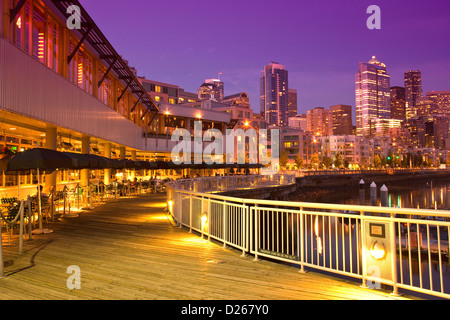 OUTDOOR RESTAURANT PIER 66 BELL STREET MARINA ELLIOT BAY DOWNTOWN SKYLINE SEATTLE WASHINGTON STATE USA Stock Photo