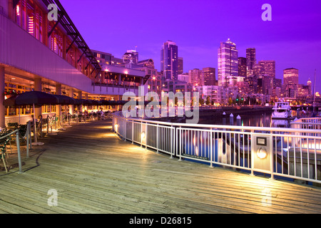 OUTDOOR RESTAURANT PIER 66 BELL STREET MARINA ELLIOT BAY DOWNTOWN SKYLINE SEATTLE WASHINGTON STATE USA Stock Photo