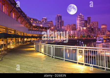 OUTDOOR RESTAURANT PIER 66 BELL STREET MARINA ELLIOT BAY DOWNTOWN SKYLINE SEATTLE WASHINGTON STATE USA Stock Photo