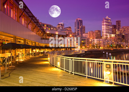 OUTDOOR RESTAURANT PIER 66 BELL STREET MARINA ELLIOT BAY DOWNTOWN SKYLINE SEATTLE WASHINGTON STATE USA Stock Photo