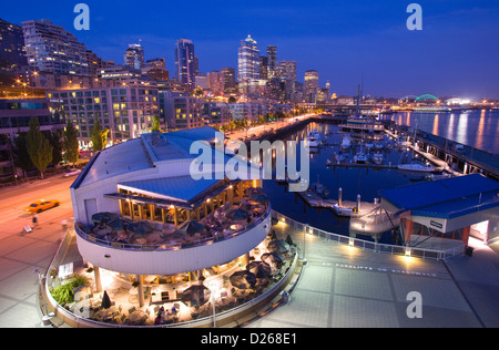 OUTDOOR RESTAURANT PIER 66 BELL STREET MARINA ELLIOT BAY DOWNTOWN SKYLINE SEATTLE WASHINGTON STATE USA Stock Photo