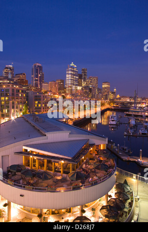 OUTDOOR RESTAURANT PIER 66 BELL STREET MARINA ELLIOT BAY DOWNTOWN SKYLINE SEATTLE WASHINGTON STATE USA Stock Photo