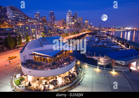 OUTDOOR RESTAURANT PIER 66 BELL STREET MARINA ELLIOT BAY DOWNTOWN SKYLINE SEATTLE WASHINGTON STATE USA Stock Photo