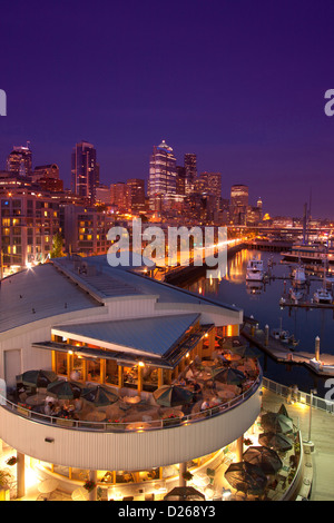 OUTDOOR RESTAURANT PIER 66 BELL STREET MARINA ELLIOT BAY DOWNTOWN SKYLINE SEATTLE WASHINGTON STATE USA Stock Photo