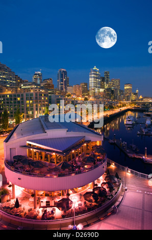 OUTDOOR RESTAURANT PIER 66 BELL STREET MARINA ELLIOT BAY DOWNTOWN SKYLINE SEATTLE WASHINGTON STATE USA Stock Photo