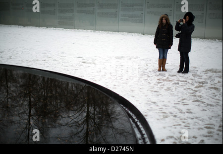 Visitors walk through the snow-covered memorial to the murdered Sinti and Roma by the Nazis in Berlin, Germany, 15 January 2013. Photo: MICHAEL KAPPELER Stock Photo