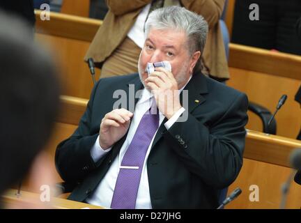 Mainz, Germany. 16th January 2013. Outgoing Premier of Rhineland-Palatinate Kurt Beck clears his nose at the state parliament in Mainz, Germany, 16 January 2013. Former Rhineland-Palatinate Health Minister Dreyer assumes the office of Prime Minister Beck, who resigned on health grounds. Photo: ARNE DEDERT Stock Photo