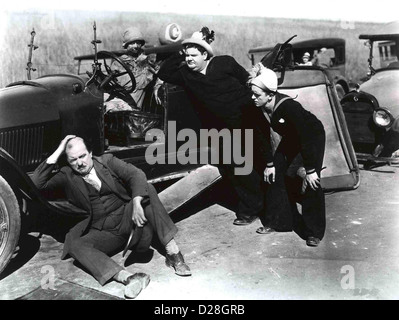 Laurel & Hardy - Das Zerlegen Von Karftwagen  Two Tars  Edgar Kennedy, Oliver Hardy, Stan Laurel Doch Stan (Stan Laurel,r) und Stock Photo