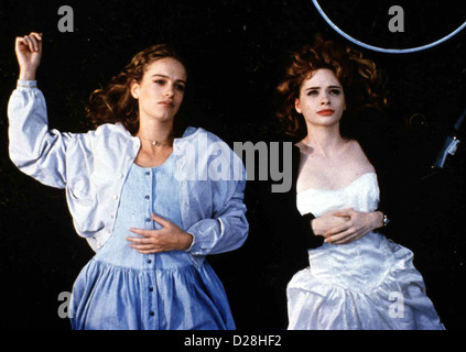 Verdacht Auf Liebe  Unbelievable Truth,  Adrienne Shelly, Julia McNeal Pearl (Julia McNeal,l) erzählt ihrer Freundin Audry Stock Photo