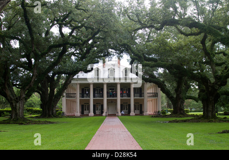 LA, Vacherie, Oak Alley Plantation, Big House on the sugarcane plantation built with pathway of 300 year old Virginia Live Oaks Stock Photo