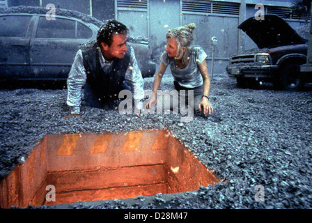 Volcano  Volcano  Tommy Lee Jones, Anne Heche O.E.M. Direktor Mike Roark (Tommy Lee Jones) wird von der Seismologin Dr. Amy Stock Photo