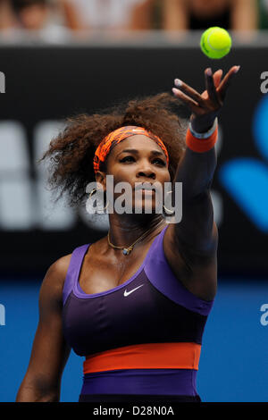 Melbourne, Australia. 17th January 2013. Serena Williams of USA prepares to serve in her match on day four of the Australian Open from Melbourne Park. Credit:  Action Plus Sports Images / Alamy Live News Stock Photo