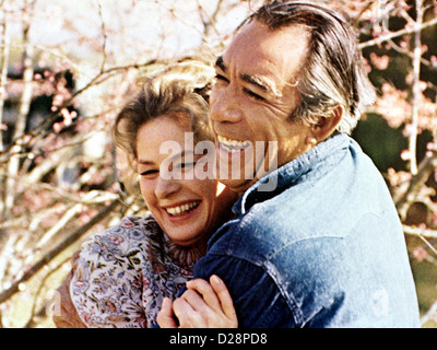 Die Frau Des Anderen  Walk In Spring Rain,  Ingrid Bergman, Anthony Quinn Libby (Ingrid Bergman) gefaellt der lebhafte Will Stock Photo