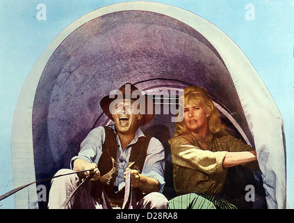 Der Weg Nach Westen  Way West,  Richard Widmark, Lola Albright Mit dem Siedlertreck sind auch Lije Evans (Richard Widmark) und Stock Photo