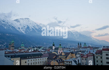 A view of the northern alpine mountain range (back) and the city centre of Innsbruck, Austria, 2 January 2013. Photo: Daniel Karmann Stock Photo