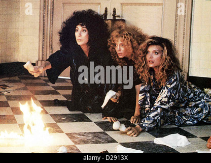 Die Hexen Von Eastwick  Witches Eastwick,  Cher, Susan Sarandon, Michelle Pfeiffer Langsam begreifen die drei Damen, dass der Stock Photo