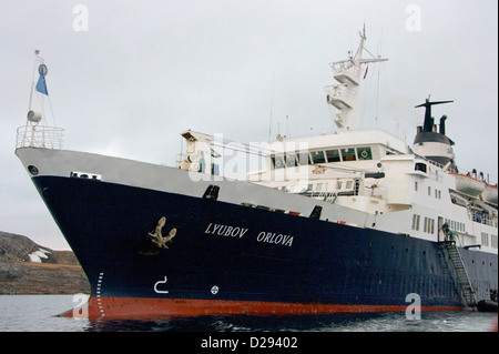 Cruise North Expedition Ship, Lyubov Orlova, Northwest Passage, Nunavut, Arctic Canada Stock Photo