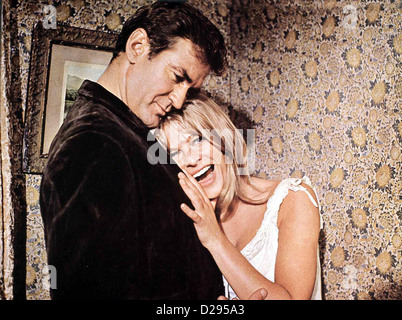 Cassidy, Der Rebell  Young Cassidy  Rod Taylor, Julie Christie John (Rod Taylor) bringt die Taenzerin Daisy (Julie Christie) Stock Photo