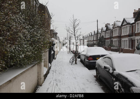 London, UK. 18th January 2013.  Snow settling in Acton, London. Stock Photo