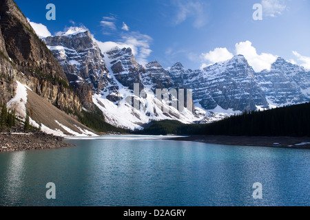 MORAINE LAKE WENNKCHEMNA PEAKS BANFF NATIONAL PARK ALBERTA CANADA Stock Photo