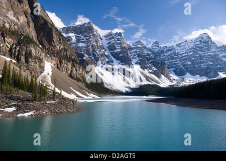 MORAINE LAKE WENNKCHEMNA PEAKS BANFF NATIONAL PARK ALBERTA CANADA Stock Photo