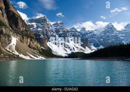 MORAINE LAKE WENNKCHEMNA PEAKS BANFF NATIONAL PARK ALBERTA CANADA Stock Photo