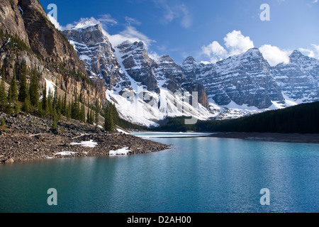 MORAINE LAKE WENNKCHEMNA PEAKS BANFF NATIONAL PARK ALBERTA CANADA Stock Photo