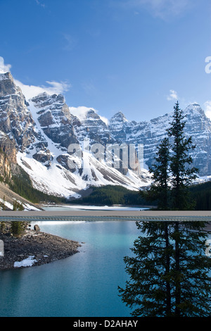 MORAINE LAKE WENNKCHEMNA PEAKS BANFF NATIONAL PARK ALBERTA CANADA Stock Photo