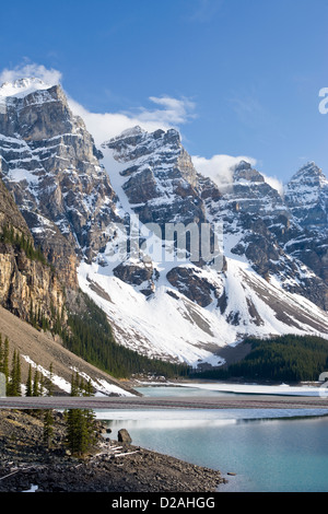 MORAINE LAKE WENNKCHEMNA PEAKS BANFF NATIONAL PARK ALBERTA CANADA Stock Photo