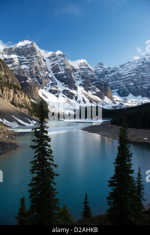 MORAINE LAKE WENNKCHEMNA PEAKS BANFF NATIONAL PARK ALBERTA CANADA Stock Photo