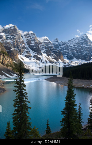 MORAINE LAKE WENNKCHEMNA PEAKS BANFF NATIONAL PARK ALBERTA CANADA Stock Photo