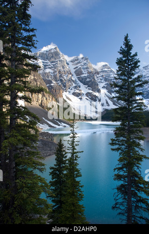 MORAINE LAKE WENNKCHEMNA PEAKS BANFF NATIONAL PARK ALBERTA CANADA Stock Photo